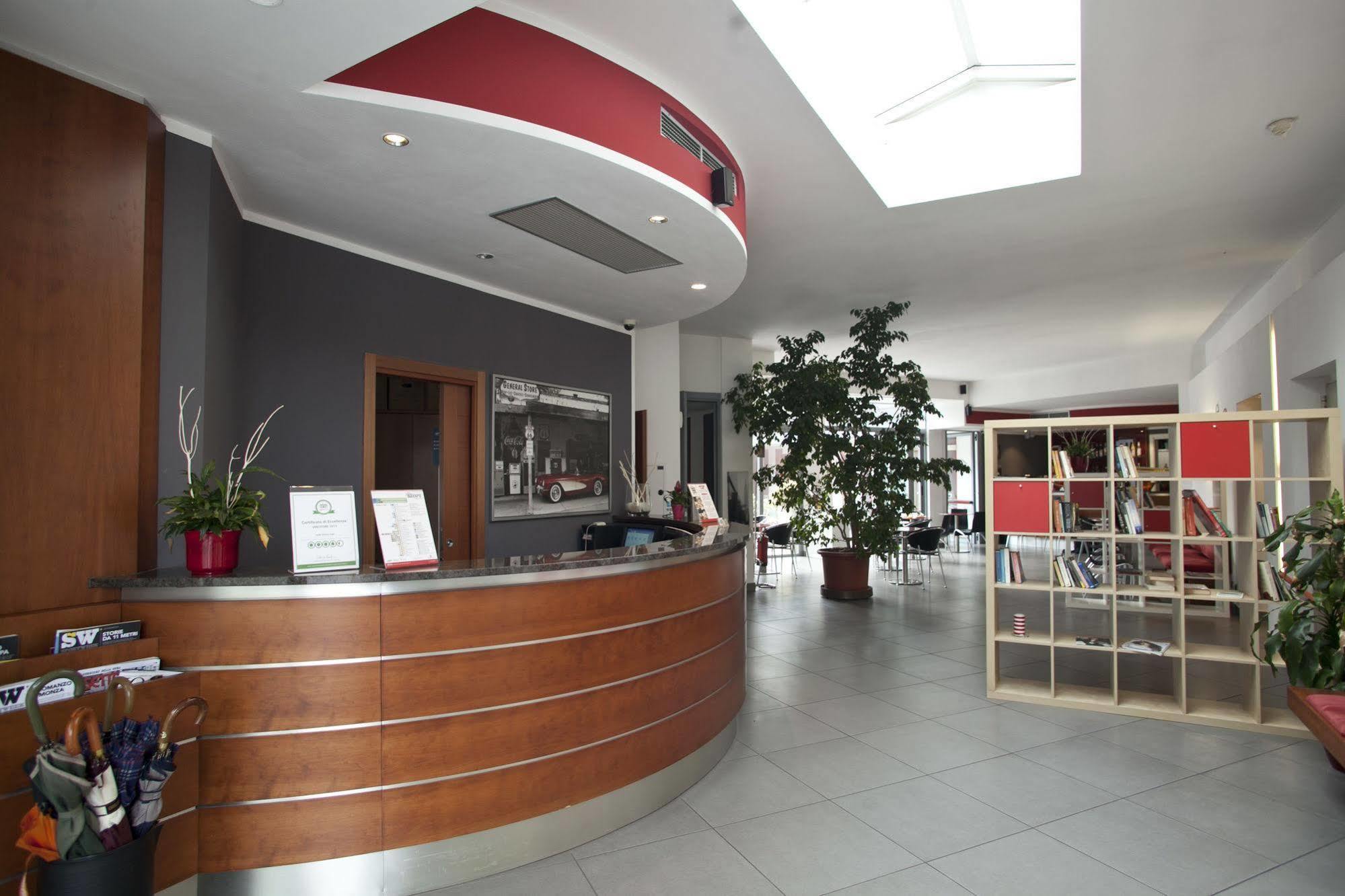 Hotel Domus Expo Парабиаго Экстерьер фото
